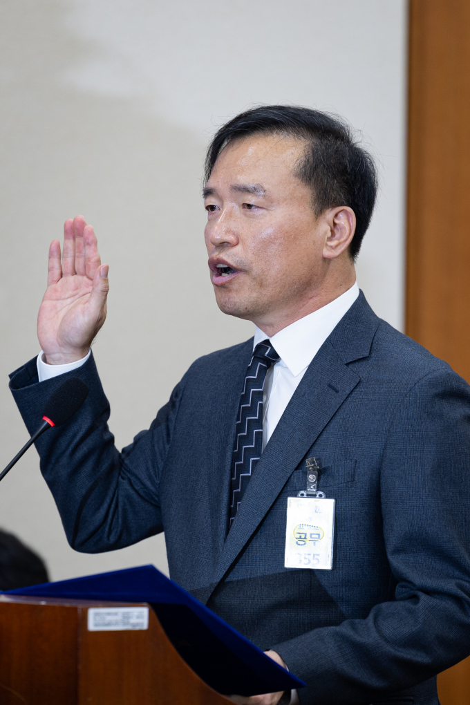  김종철 방송미디어통신위원회 위원장 후보자가 16일 서울 여의도 국회에서 열린 인사청문회에 출석해 선서하고 있다. /사진=뉴스1