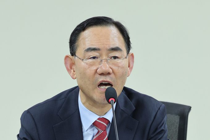 더불어민주당이 16일 필리버스터 사회를 보지 않은 주호영 국회 부의장(국민의힘)에 대해 사퇴 촉구 결의안을 제출한다.사진은 지난 10월29일 주 부의장이 서울 여의도 국회 의원회관에서 열린 트럼프 행정부 관세 인상: '대구·경북' 자동차부품업계의 위기와 정부·지자체 대응 전략 간담회에서 인사말하는 모습. /사진=뉴스1