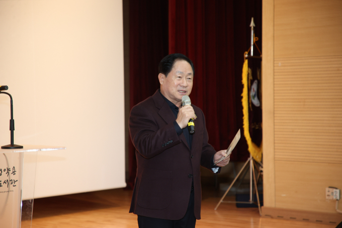 주광덕 경기 남양주시장이 지난 15일 정약용도서관 공연장에서 사단법인 남양주시 노인장기요양기관협회 주관으로 열린 '제4회 남양주시 장기요양인의 날' 행사에 참석해 인사말을 하고 있다. /사진제공=남양주시