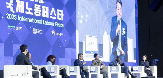 김동연 경기도지사 (가운데) 등 노사정 대표 5인은 16일 킨텍스에서 열린 '2025 국제노동페스타'에서 'Youth 100' 대표단과 즉석 토론을 벌이고 있다. /사진제공=경기도 