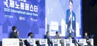 김동연 경기도지사 (가운데) 등 노사정 대표 5인은 16일 킨텍스에서 열린 '2025 국제노동페스타'에서 'Youth 100' 대표단과 즉석 토론을 벌이고 있다. /사진제공=경기도 