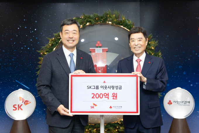 16일 지동섭(왼쪽부터) SK수펙스추구협의회 SV위원장이 서울 중구 정동 사회복지공동모금회를 찾아 김병준 회장에게 성금을 전달하고 기념촬영을 하고 있다. /사진=SK그룹