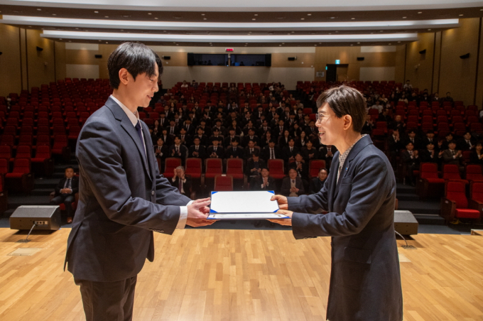 한국가스공사는 16일 대구 본사에서 2025년 하반기(6~12월) 신입사원 임용식을 개최했다. 사진은 최연혜 가스공사 사장(오른쪽)이 가스공사 신입사원(왼쪽)에게 임용장을 수여하고 있는 모습. /사진=한국가스공사 제공