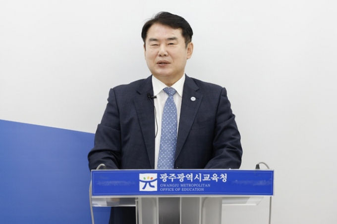 이정선 광주시교육감이 16일 시교육청 브리핑실에서 진행한 ‘기본교육특별시 광주’ 선언에서 기본 교육개념을 설명하고 있다./사진=광주시교육청