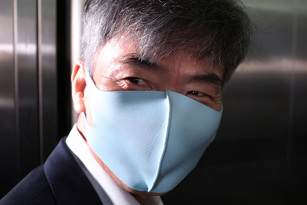 이종호 전 블랙펄인베스트 대표가 "김 여사에게 수표로 3억원을 준 적이 있다"고 전했다. 사진은 이 전 대표가 지난 1일 오전 서울 서초구 순직 해병 특별검사팀 사무실에서 피의자 소환 조사를 받기 위해 출석하고 있는 모습. /사진=뉴시스