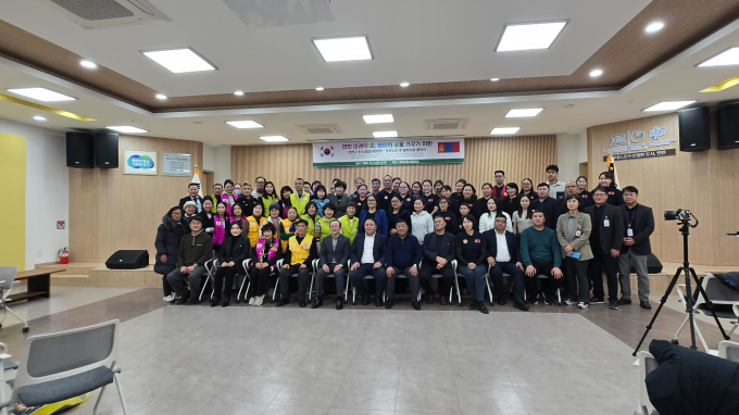 경기 연천군이 지난 12일 몽골 도르노드주와 '연천 미래의 숲, 평화의 숲을 가꾸기 위한 한·몽 탄소중립 협력사업 공동 선포식'을 개최하고 참석자들이 단체사진을 찍고 있다. /사진제공=연천군