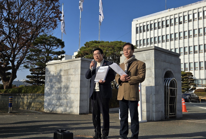 (사진왼쪽부터)김영곤, 김상권 경남교육감 선거 출마예정다가 16일 경남교육청 앞에서 성명서를발표하고 있다./사진=김영곤, 김상권 공보팀.