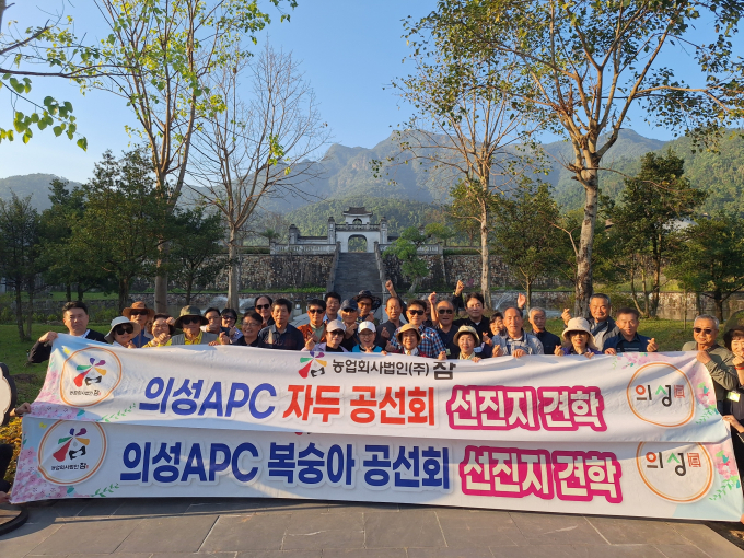 의성 APC 관계자들이  베트남 하노이와 하롱베이 일대 등에서 진행된 선진지 견학을 마친 뒤 단체사진을 촬영하고 있다./사진제공=농업회사법인 참