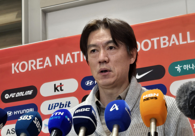 2026 북중미 월드컵을 앞둔 홍명보호가 내년 3월 오스트리아와 평가전을 치를 것으로 보인다.사진은 지난 12일 인천국제공항 제2여객터미널을 통해 귀국해 취재진 질문에 답변한  2026 국제축구연맹(FIFA) 북중미 월드컵 조 추첨식과 베이스캠프 후보지 답사를 마친 홍명보 축구 국가대표팀 감독. /사진=뉴시스