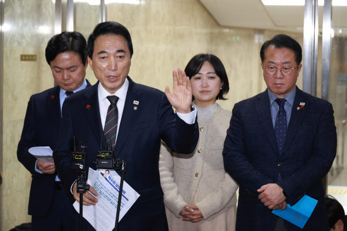 더불어민주당이 위헌 소지를 최소화 하기 위해 내란전담재판부를 2심부터 적용하고 재판부 구성도  법원 외부 인사가 관여하지 않도록 하는 내란전담재판부 설치법안을 추진하기로 했다. 사진은 16일 박수현 민주당 수석대변인(왼쪽 두번째)이 서울 여의도 국회에서 비공개 당 의원총회 후 백브리핑을 하는 모습. /사진=뉴시스