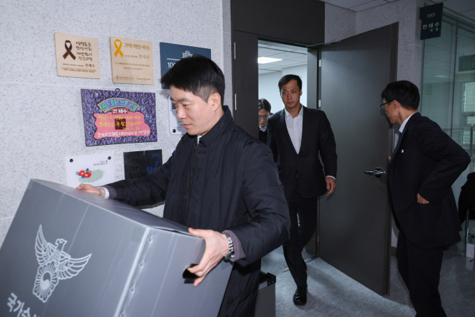 경찰이 지난 15일 전재수 전 해양수산부 장관을 압수수색에서 통일교가 보낸 것으로 추정되는 초청장을 확인했다고 전해졌다. 사진은 지난 15일 서울 여의도 국회 의원회관에 마련된 전 전 장관 의원실에서 경찰 수사관들이 압수수색을 마친 모습. /사진=뉴스1 