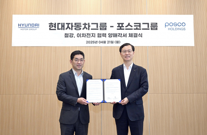지난 4월 현대차그룹 기획조정본부장 한석원 부사장(왼쪽)과 포스코홀딩스 미래전략본부장 이주태 사장이 '철강 및 이차전지 분야의 상호 협력을 위한 업무협약서' 체결식을 가지고 기념사진을 촬영하고 있다. /사진=포스코홀딩스