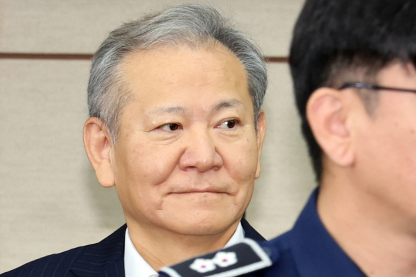 12·3 비상계엄 관련 언론사 단전·단수를 지시한 혐의로 구속기소 된 이상민 전 행정안전부 장관이 법원에 보석을 청구했다. 사진은 이 전 장관이 지난 10월17일 오전 서울 서초구 서울중앙지방법원에서 열린 첫 공판에 출석하고 있는 모습. /사진=뉴스1(공동취재단)