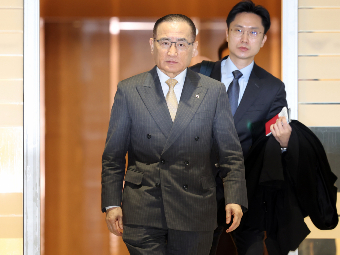 위성락 국가안보실장이 지난 16일(이하 현지시각) 미국 워싱턴 D.C. 인근 덜레스 국제공제공항에서 기자들과 만나 "한국의 핵추진잠수함 건조 및 보유 추진과 관련해 호주와 같은 방식의 한미 간 별도 협정을 도출하는 방안을 협의할 계획"이라고 전했다. 시잔은 지난 16일 위 실장이 인천국제공항에서 미국 워싱턴 D.C.로 출국하는 모습. /사진=뉴시스