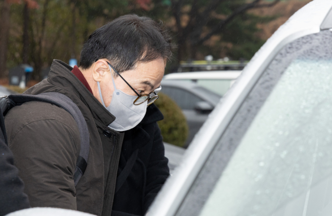 김오진 전 국토교통부 1차관이 윤석열 정부 대통령 관저 이전 과정에서 자격 없는 업체에 특혜를 준 혐의로 구속됐다. 사진은 지난 16일 김오진 전 국토교통부 1차관이 서울 서초구 서울중앙지방법원에서 열린 영장실질심사(구속 전 피의자 심문)를 마친 뒤 차량에  탑승하는 모습. /사진=뉴시스