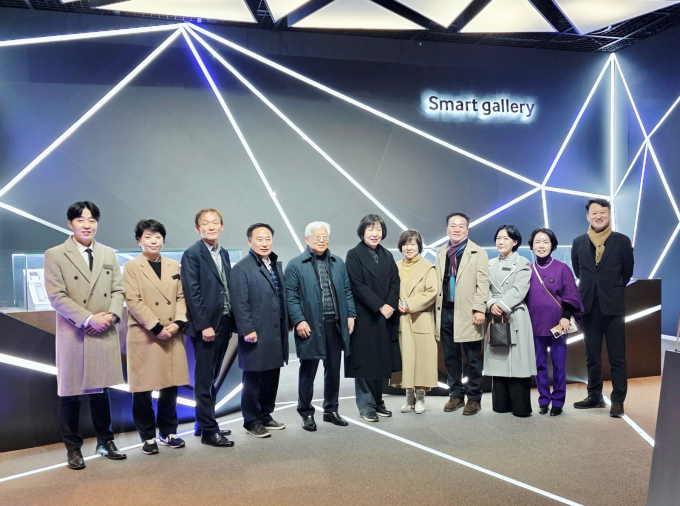 경북교육청 서부권역 구미·김천·칠곡·성주·상주·고령 교육장들(오른쪽 네 번째부터 민병도·모태화·구서영·김시용·김종현·정태호 교육장)이 교육청 관계자들과 함께 삼성전자 구미공장을 방문해 기념촬영을 하고 있다. /사진제공=구미교육지원청