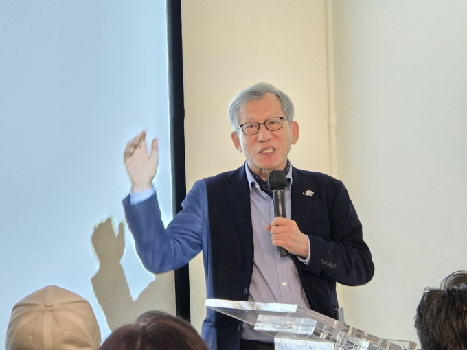 유홍준 국립중앙박물관장이 최근 논란이 된 환단고기를 두고 "상상력이 투영된 자기 만족적 사관"이라고 학문적 기준에서 명확히 했다. 사진은 16일(현지시각) 유 관장이 미국 워싱턴D.C. 한국문화원에서 한국 고미술사를 주제로 특별강연을 하는 모습. /사진=뉴스1