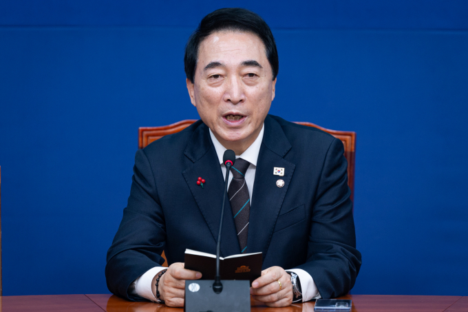 박수현 더불어민주당 수석대변인이 17일 내란전담재판부를 2심부터 운영하기로 한 것과 관련해 "지귀연 재판부처럼 침대재판, 오락재판, 만담재판은 안 된다는 확실한 경고"라고 전했다. 사진은 지난 14일 박 수석대변인이 서울 여의도 국회에서 기자간담회를 열고 발언하는 모습. /사진=뉴스1