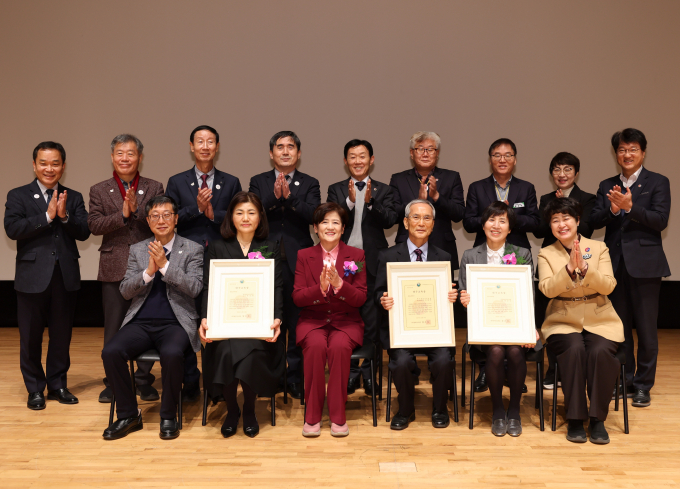 강은희 강은희 대구시교육감(앞줄 왼쪽에서 세 번째)이 16일 열린 ‘2026 대구미래역량교육 설명회’에서 학교장 등 관계자들과 함께 기념촬영을 하고 있다. /사진제공=대구시교육청