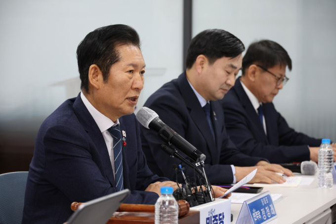 정청래 더불어민주당 대표가 "내란전담재판부 설치법 수정안이 당 의원총회를 통해 대략 윤곽을 잡았다. 미세한 조정이 남아 있지만 당론으로 추진하겠다"고 전했다. 사진은 17일 정 대표가 강원 춘천시 더불어민주당 강원도당에서 열린 현장 최고위원회의에서 발언하는 모습. /사진=뉴시스