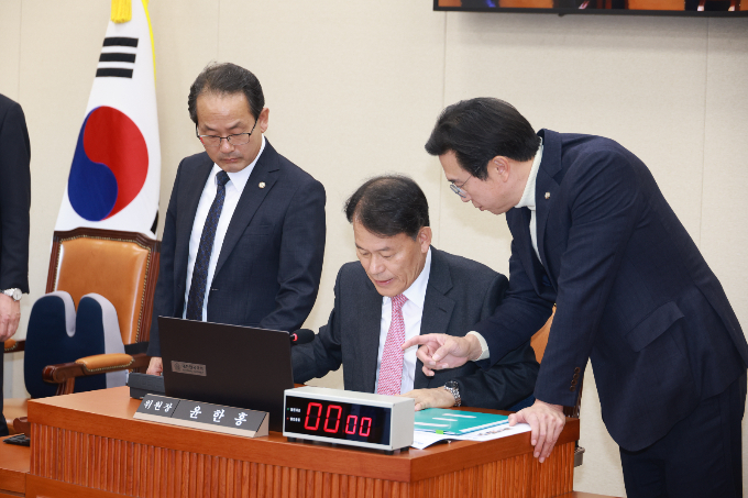 국회 정무위원회가 개인정보보호법 개정안 대안을 여야 합의로 17일 의결했다. 사진은 지난 3일 윤한홍 위원장과 강준현 더불어민주당 간사, 강민국 국민의힘 간사가 논의 중인 모습. /사진=뉴시스