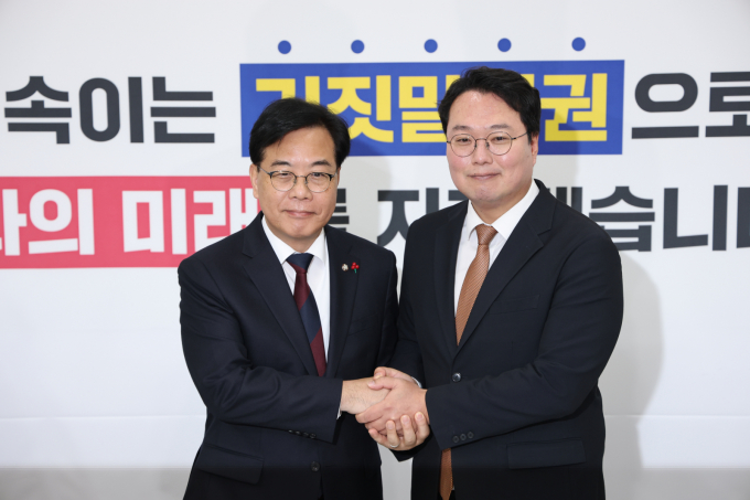  국민의힘과 개혁신당이 통일교의 정치인 금품 제공 의혹을 규명하기 위해 특검 도입에 손을 붙잡았다. 사진은 17일 송언석 국민의힘 원내대표(왼쪽)와 천하람 개혁신당 원내대표가 서울 여의도 국회에서 통일교 게이트 특별검사 추진을 위한 회동하는 모습. /사진=뉴스1