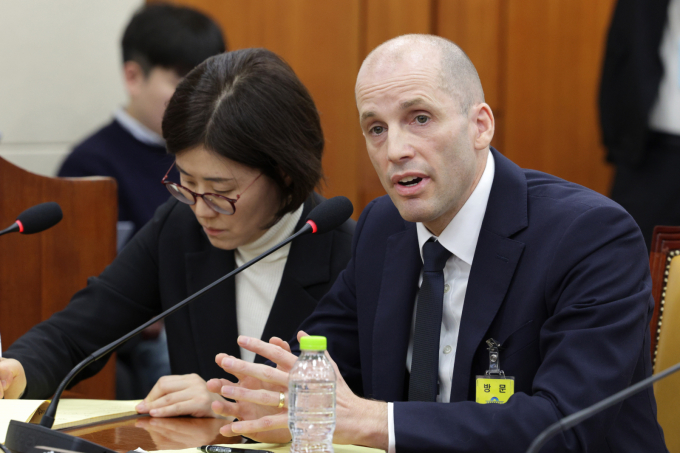  해롤드 로저스 쿠팡 임시 대표가 17일 서울 여의도 국회 과학기술정보방송통신위원회에서 열린 쿠팡 침해사고 관련 청문회에서 의원 질의에 답변하고 있다. /사진=뉴스1 신웅수 기자
