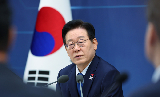 이재명 대통령이 17일 이학재 인천국제공항공사 사장을 조준해 "업무보고는 정치적 논쟁의 자리가 아니다"고 말했다. 사진은 17일 이 대통령이 세종 어진동 정부세종청사에서 열린 산업통상자원부·중소벤처기업부 등 업무보고에서 발언하는 모습. /사진=뉴시스(대통령실통신사진기자단)