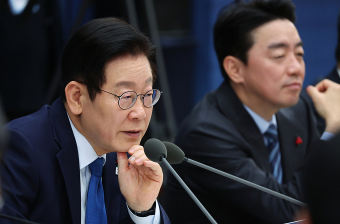 이재명 대통령이 대왕고래 사업에 대한 수익성 검토가 제대로 이뤄지지 않았다며 한국석유공사를 질타했다. 사진은 17일 이 대통령이 세종 어진동 정부세종청사에서 열린 산업통상자원부 등 업무보고에서 발언하는 모습. /사진=뉴시스(대통령실통신사진기자단)