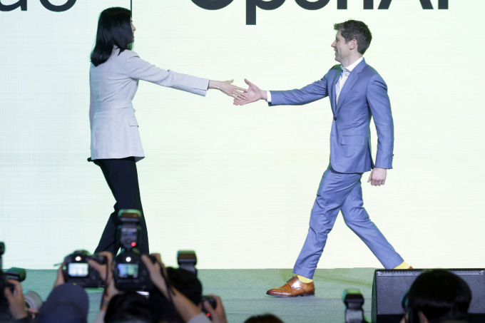  정신아 카카오 대표와 샘 올트먼 오픈AI 최고경영자가 4일 서울 중구 더 플라자호텔에서 열린 카카오 미디어데이에서 악수하고 있다. /사진=뉴시스
