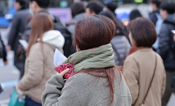 18일 전국이 대체로 맑겠고 기온이 영하권으로 떨어지겠다. 사진은 전국 최저기온이 -5도를 밑도는 등 급격한 한파가 찾아온 서울 종로구 광화문네거리 모습. /사진=뉴스1
