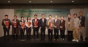 ‘Project LOOP Social’(프로젝트 루프 소셜) 4기 성과공유회에서 참석자들과 기념촬영을 하고 있는 이영준 롯데케미칼 총괄대표(왼쪽 여섯번째). /사진=롯데케미칼