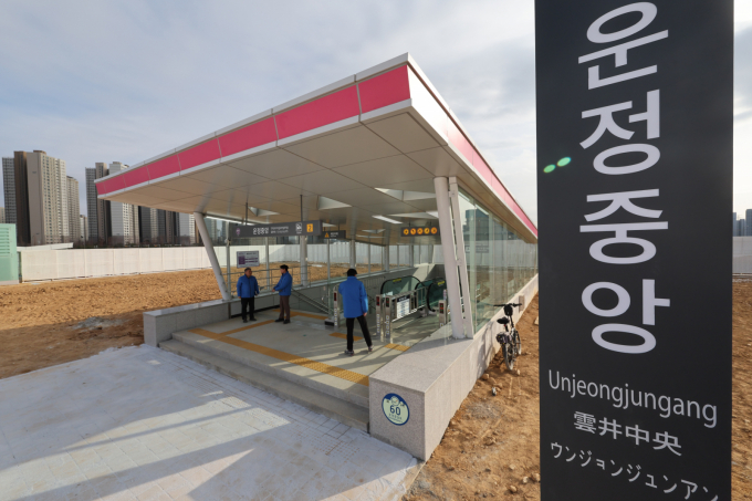 한국토지주택공사(LH)가 파주운정3지구 주상복합용지(1·2·5·6블록)를 재입찰한 결과 기존 사업자의 관계사인 케이앤트의 시행이 확정된 가운데 현행 입찰 규정의 미비를 둘러싼 지적이 제기된다. 사진은 경기 파주시 GTX-A 운정중앙역. /사진=뉴시스