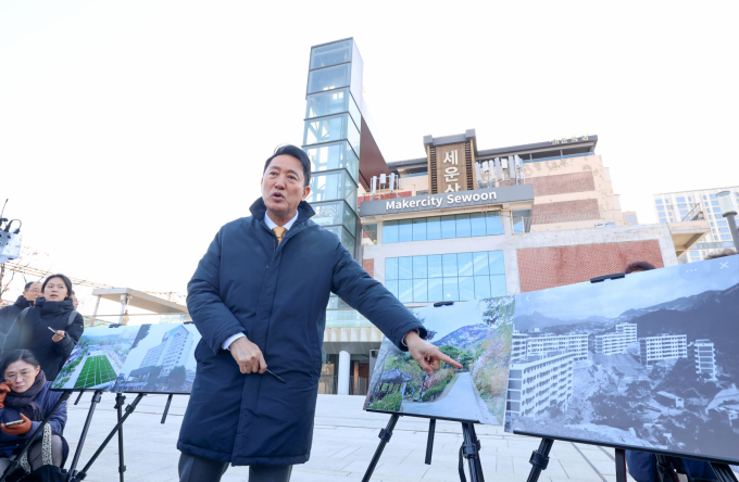 오세훈 서울시장이 종묘 개발과 관련해 대통령 업무보고에서 나온 질의, 답변과 관련해 "모르면 서 아는척 하지 말자"고 전했다. 사진은 지난 4일 오 시장이 서울 종로구 세운상가에서 세운지구 재개발 관련 백브리핑을 하는 모습. /사진=뉴시스(공동취재)