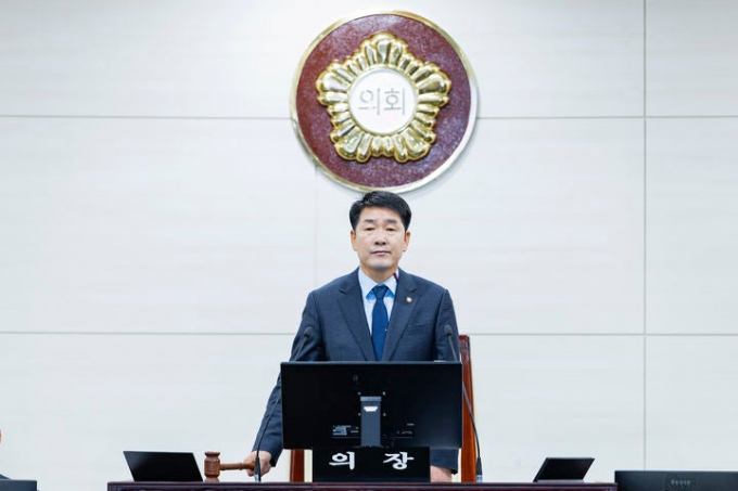 배정수 화성시의회 의장이 17일 제246회 제2차 정례회 제3차 본회의 개회를 선언하고 있다. /사진제공=화성특례시의회