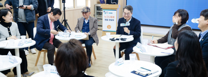 김동연 경기도지사(가운데)가 17일 '누구나 돌봄 현장 간담회'에서 참석자들과 의견을 나누고 있다. /사진제공=경기도