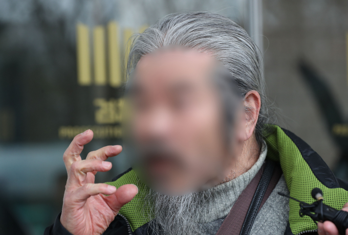 법무부가 아동 성범죄자 조두순 신상 공개 기간 만료와 관련해 24시간 위치추적, 전담 보호관찰관 1대1 보호 관찰 등 빈틈없이 관리 중이라고 전했다. 사진은 조두순이 지난해 3월11일 경기 안산시 단원구 수원지방검찰청 안산지청에서 첫 공판을 마친 후 취재진 질문에 답한 모습. /사진=뉴스1
