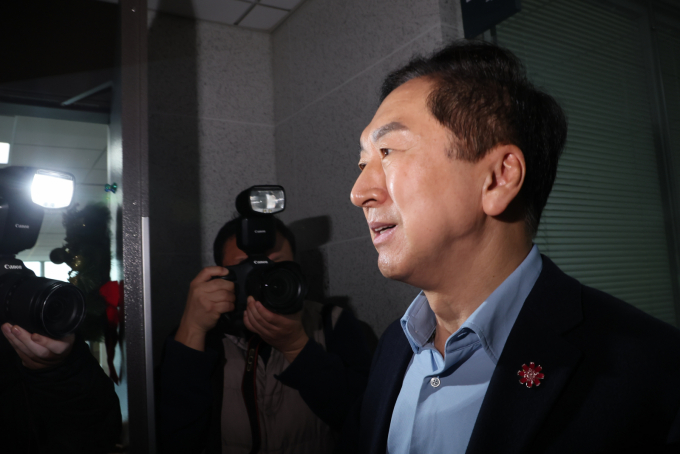 김건희 특검팀이 로저비비에 공여의혹을 받는 김기현 국민의힘 의원에 대해 "절차에 따라 오는 18일 재출석 요청을 할 예정"이라고 말했다. 사진은 17일 민중기 특별검사팀(김건희 특검팀)이 서울 여의도 국회 의원회관 내 김 의원 사무실 등 압수수색에 착수한 가운데 김 의원이 들어가는 모습. /사진=뉴스1