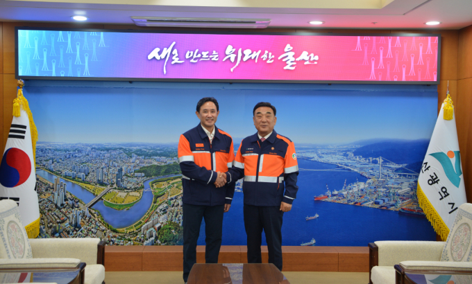  17일 최윤범 고려아연 회장이 울산시를 방문해 김두겸 시장을 만나 미국제련소 건설과 채용 확대 계획, 온산제련소와 시너지 등을 설명했다. /사진=고려아연