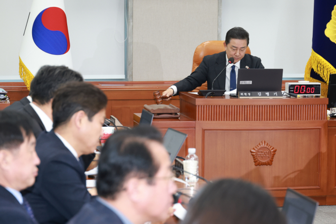 국회 운영위원회가 18일 정치개혁특별위원회 구성 결의안을 성정해 논의한다. 사진은 지난 3일 김병기 국회 운영위원장이 서울 여의도 국회에서 열린 운영위 전체회의에서 국회법 개정안 등 안건들을 가결시키는 모습. /사진=뉴시스