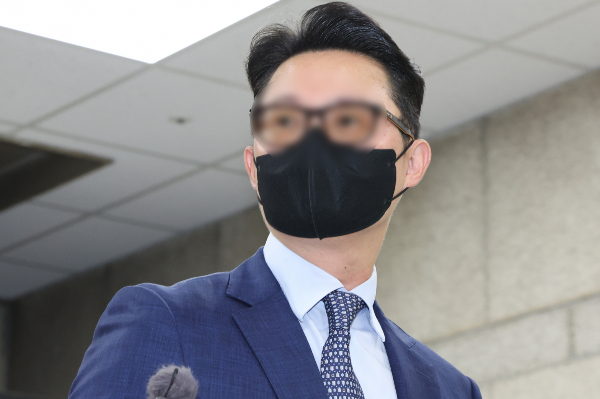 건진법사 전성배씨를 통해 김건희 여사에게 고가 선물을 전달하고 통일교의 현안을 청탁한 의혹을 받는 윤영호 전 세계평화통일가정연합(통일교) 전 세계본부장의 녹취록이 공개됐다. 사진은 지난 7월30일 오전 윤 전 본부장이 서울 서초구 서울중앙지방법원에서 열린 구속 전 피의자 심문(영장실질심사)에 출석하고 있는 모습. /사진=뉴시스