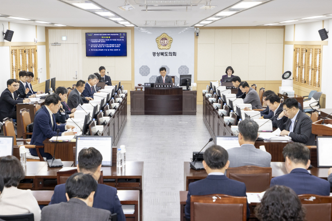 경북도의회 예산결산특별위원회가 17일 제359회 제2차 정례회에서 '2025년도 추가경정 예산안'을 심사하고 있다./사진제공=경북도의회