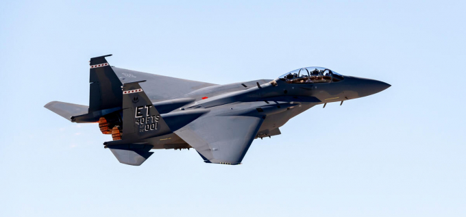한화시스템은 미 공군이 사용중인 F-15EX와 대한민국 공군이 사용중인 F-15K에 탑재할 ‘대화면 다기능 전시기’를 공급한다. /사진=한화시스템