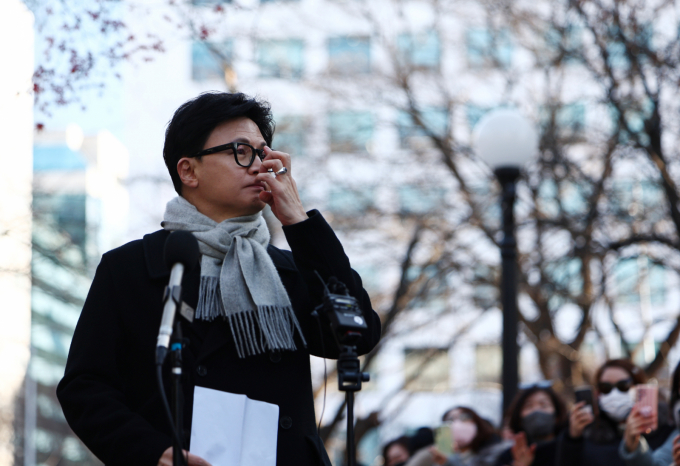 민중기 특별검사팀이 18일 윤석열 전 대통령의 공천개입 의혹과 관련해 한동훈 전 국민의힘 대표를 참고인 신분으로 재소환 통보했지만 한 전 대표는 이날 조사에 불출석할 가능성이 높다는 분석이다. 사진은 지난 3일 한 전 대표가 서울 여의도 국회 경내에서 열린 12.3 비상계엄 1주년 기자회견에서 안경을 고쳐쓰는 모습. /사진=뉴시스
