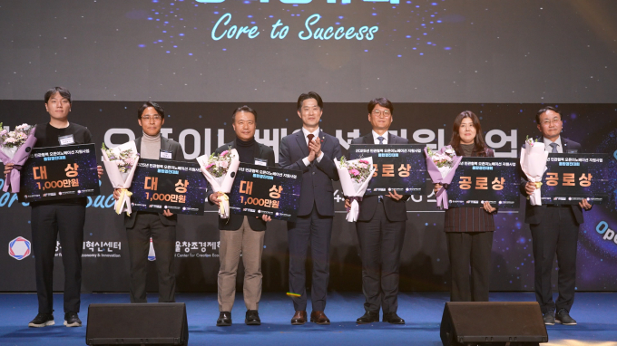 솔루엠이 정부 주관 오픈이노베이션 사업에서 스타트업과의 혁신적 협업 모델을 선보이며 대상을 수상했다. 사진은 솔루엠 중기부 오픈이노베이션 시상식(왼쪽 네번째가 솔루엠 ESL 개발부 서보일 부사장). /사진=솔루엠 제공