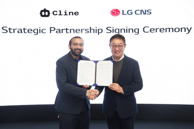 현신균 LG CNS CEO 사장(오른쪽)과 사우드 리즈완(Saoud Rizwan) 클라인 CEO가 서울 마곡 LG 사이언스파크 본사에서 열린 협약식 체결 후 사진을 촬영하고 있다. /사진=LG CNS