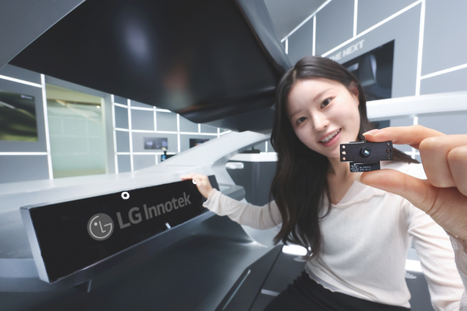 LG이노텍이 운전자 모니터링 시스템(DMS)의 핵심 부품인 차세대 언더 디스플레이 카메라 모듈(차세대 UDC)을 선보이며 자율주행 시대를 겨냥한 차량 센싱 기술 경쟁력 강화에 나선다. 사진은 LG이노텍 직원이 ‘차세대 언더 디스플레이 카메라 모듈’을 소개하고 있는 모습. /사진=LG이노텍 제공