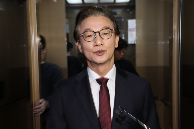 통일교 금품수수 의혹으로 수사를 받는 전재수 더불어민주당 의원이 통일교가 자신의 책을 대량 구입했다는 보도에 관해 "출판사를 통해 정상적으로 구매됐다"고 해명을 내놓았다. 사진은 지난 15일 전 의원이 서울 여의도 국회 의원회관에서 경찰의 의원실 압수수색과 관련 취재진을 향해 입장을 밝히는 모습. /사진=뉴스1