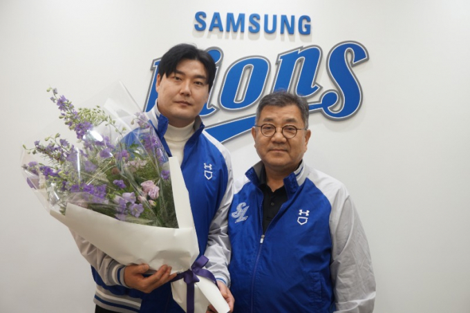 삼성 라이온즈가 자유계약선수 김태훈과 이승현을 잡았다. 사진은 삼성과 재계약에 성공한 김태훈(오른쪽). /사진=삼성 라이온즈 제공