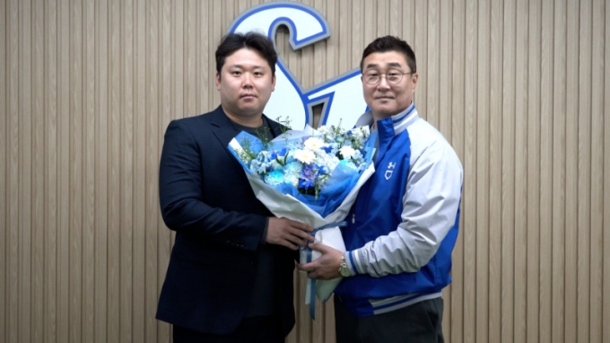 삼성 라이온즈가 자유계약선수 이승현을 잡았다. 사진은 삼성과 재계약에 성공한 이승현(왼쪽). /사진=삼성 라이온즈 제공